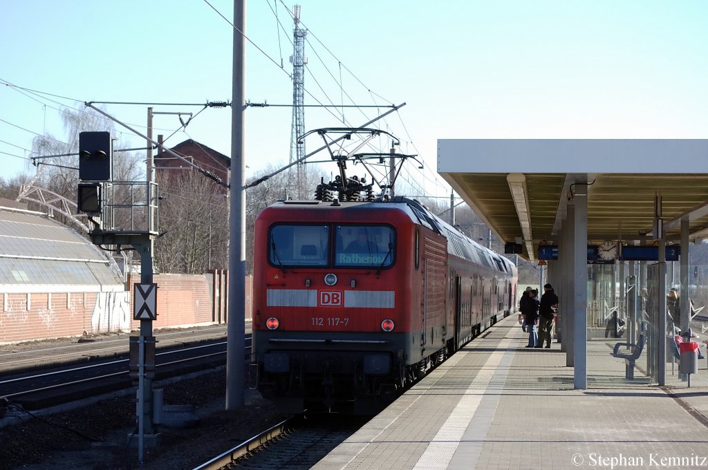 112 117-7 mit der RE2  Ersatzgarnitur  (RE 37377) nach Knigs Wusterhausen in Rathenow. 08.03.2011