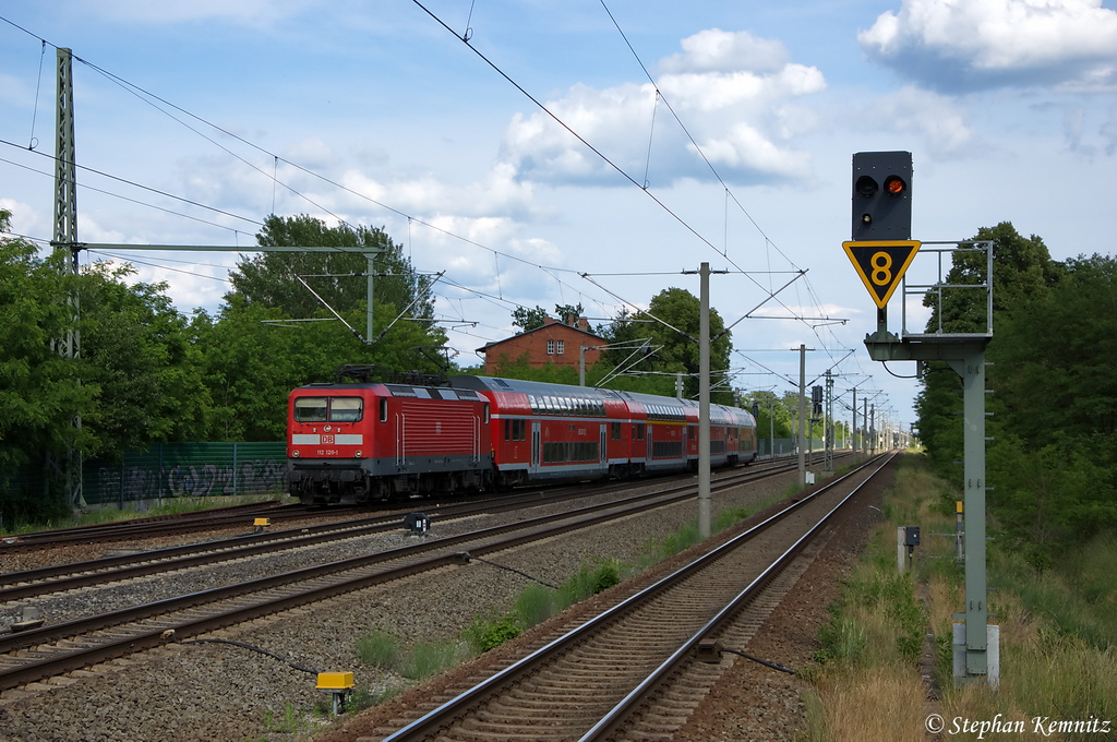 112 120-1 mit dem RE4 (RE 37334) von Ludwigsfelde nach Rathenow, bei der Einfahrt in Nennhausen. 10.06.2012