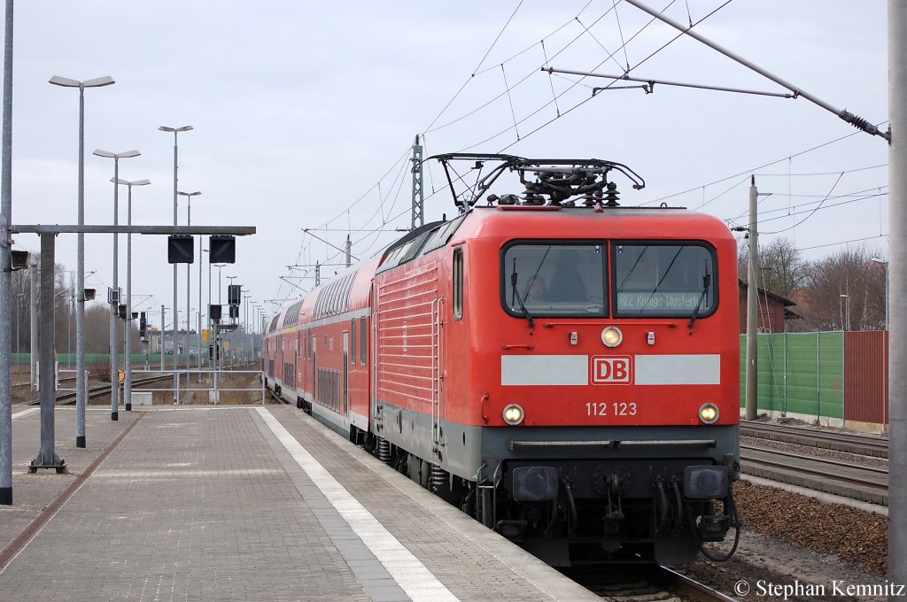 112 123 mit dem RE2 (RE 37411) nach Knigs Wusterhausen aus Stendal kommend bei der Einfahrt in den Bahnhof Rathenow. 10.03.2011