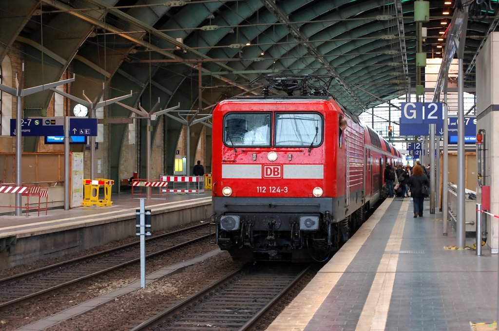 112 124-3 mit dem RE1 (RE 38075) nach Frankfurt(Oder) in Berlin Ostbahnhof. 16.10.2010