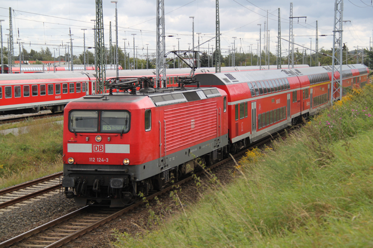 112 124-3+RE 4358 von Lutherstadt Wittenberg  nach Rostock Hbf bei der Einfahrt im Rostocker Hbf.30.08.2011