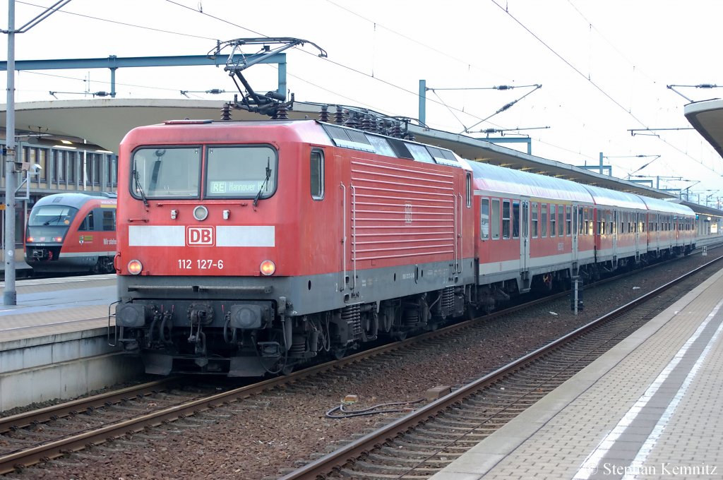 112 127-6 mit dem RE (RE 14606) nach Hannover Hbf in Wolfsburg. 26.11.2010