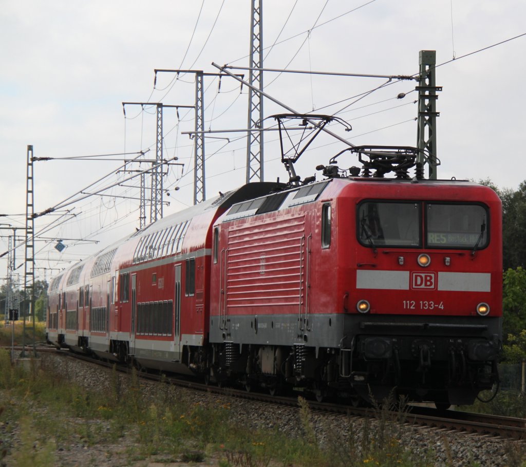 112 133-4 mit RE 4352 von Berlin-Sdkreuz nach Rostock Hbf via Rostock-Seehafen bei der Durchfahrt in der Gterumgehung in Hhe Rostock Hbf.01.09.2012