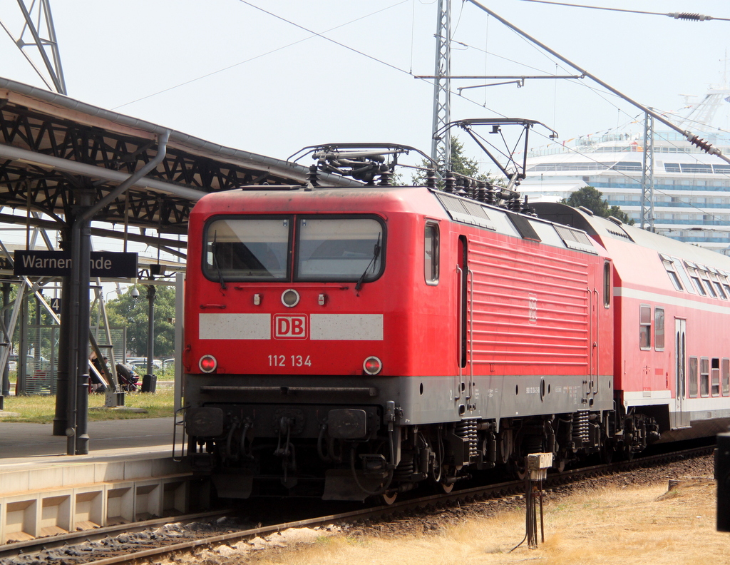 112 134-2 mit S1 von Rostock Hbf nach Warnemnde kurz nach der Ankunft in Warnemnde.03.08.2013