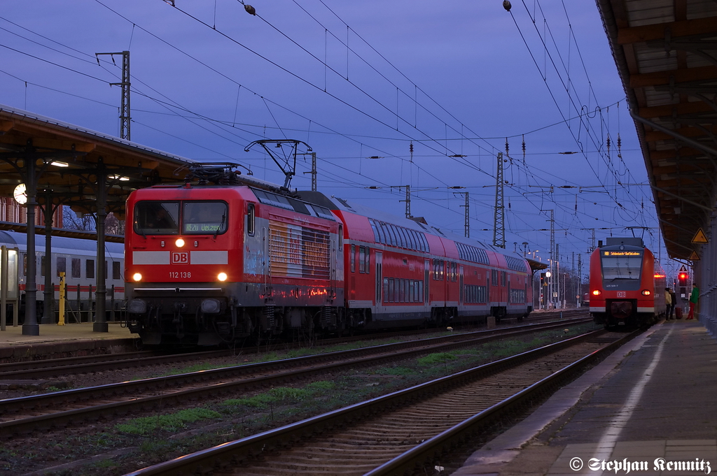 112 138  Otto hat Zugkraft  mit dem RE20 (RE 17714) Halle(Saale) Hbf nach Uelzen und die 425 509-7 als RB30 (RB 17827) von Stendal nach Schnebeck-Bad Salzelmen in Stendal. 15.01.2012