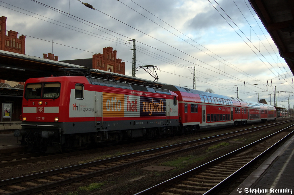 112 138  Otto hat Zugkraft  mit dem RE20 (RE 17712) von Halle(Saale)Hbf nach Uelzen in Stendal. 19.02.2012