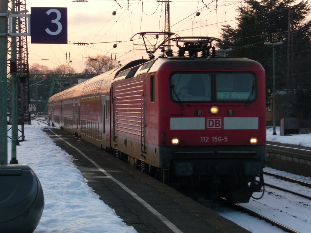 112 156 erreicht im letzten Abendlicht des 03.02.2010 Wuppertal-Oberbarmen. RE7 -> Rheine