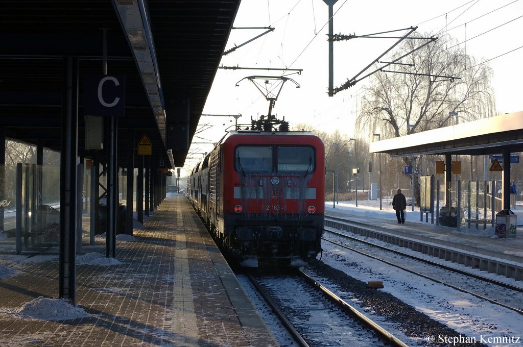 112 165-6 mit dem RE1 (RE 38106) nach Magdeburg Hbf in Brandenburg Hbf. Der Zug hatte zu diesem Zeitpunkt eine Versptung von 45min. Diese 45min kamen zustande, weil eine Weichenstrung zwischen Berlin-Charlottenburg und Berlin Wannsee vorlag. Dadurch musste der Zug in Berlin-Charlottenburg auerplanmig halten, um die Fahrgste des RE1 nach Brandenburg aufzunehmen. Dann wurde der Zug in Richtung Berlin-Spandau umgeleitet, aber der Zug musste noch ca 15min vor Spandau stehen, weil dort auch eine Weichenstrung vorlag und eine defekte ICE2-Doppelgarnitur in Spandau stand. An hier hatten gerade zwei 218er angekoppelt. Dann ging es weiter ber Berlin-Staaken und hinter Elstal ging es kann auf den Westlichen BAR, ber Priort ging es dann weiter. Hinter Golm ist der Zug dann wieder auf seine normale Strecke gefahren und hielt dann in Werder/Havel. 04.12.2010