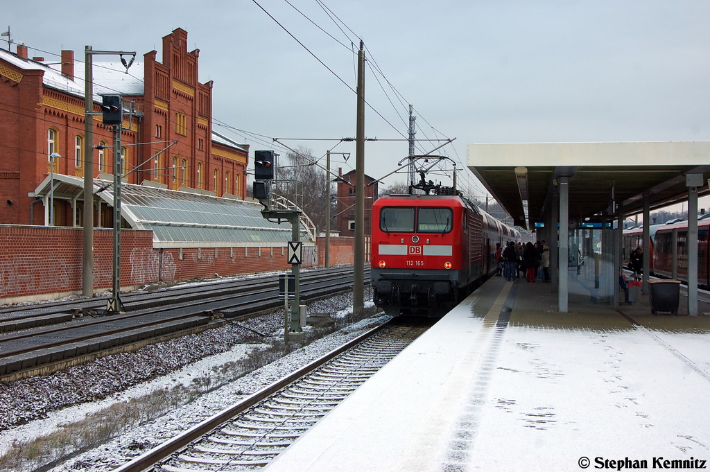 112 165 mit dem RE4 (RE 37325) von Rathenow nach Ludwigsfelde in Rathenow. 01.12.2012