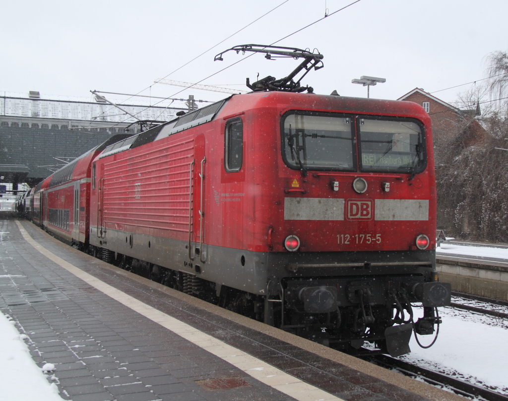 112 175-1 mit RE 21415 von Lbeck Hbf nach Hamburg Hbf kurz vor der Ausfahrt im Lbecker Hbf.09.02.2013