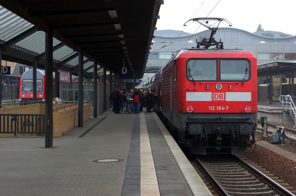 112 184-7 mit dem RE1 (RE 38016) nach Magdeburg Hbf in Potsdam. Der Zug hatte zu diesem Zeitpunkt eine Versptung von 20min. 02.11.2010