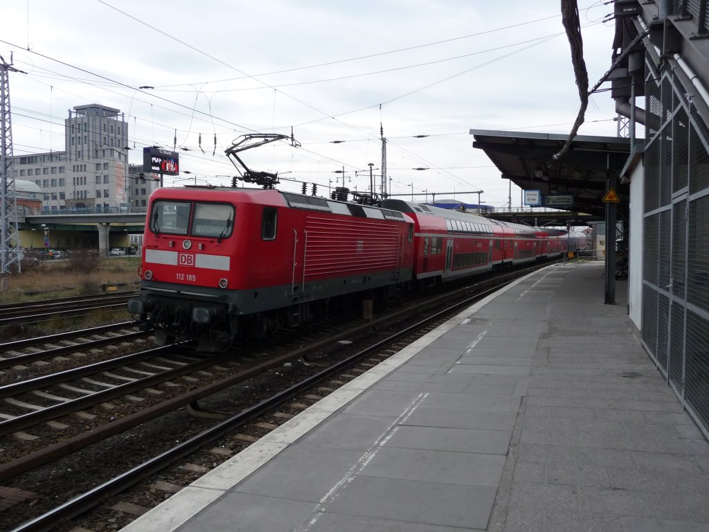 112 185 passiert den Haltepunkt Warschauer Strae. 09.04.2011
RE1 -> Magdeburg Hauptbahnhof