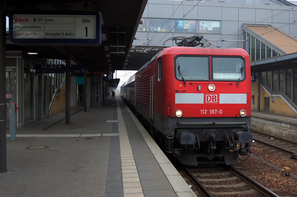 112 187-0 mit dem RB20 (RB 28646) nach Hennigsdorf(Berlin) in Potsdam Hbf. 02.11.2010