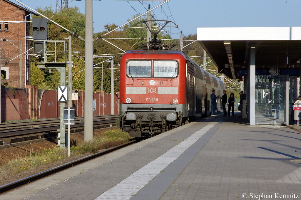 112 188 mit dem RE2 (RE 37413) von Rathenow nach Berlin Ostbahnhof im Rathenower Hbf. 02.10.2011