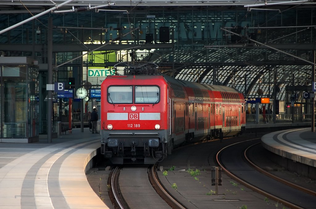 112 189 mit dem RE2 (RE 38165) von Knigs Wusterhausen nach Rathenow in Berlin Hbf. Wie schon gestern fhrt dieser Umlauf nur mit 3 Dostos anstatt den 4 Dostos also ohne 1.Klasse und Servicewagen. 30.10.2010