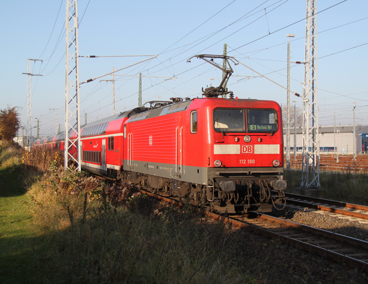 112 190-4 mit RE1 Hamburg-Rostock bei der Einfahrt im Rostocker Hbf.01.11.2011