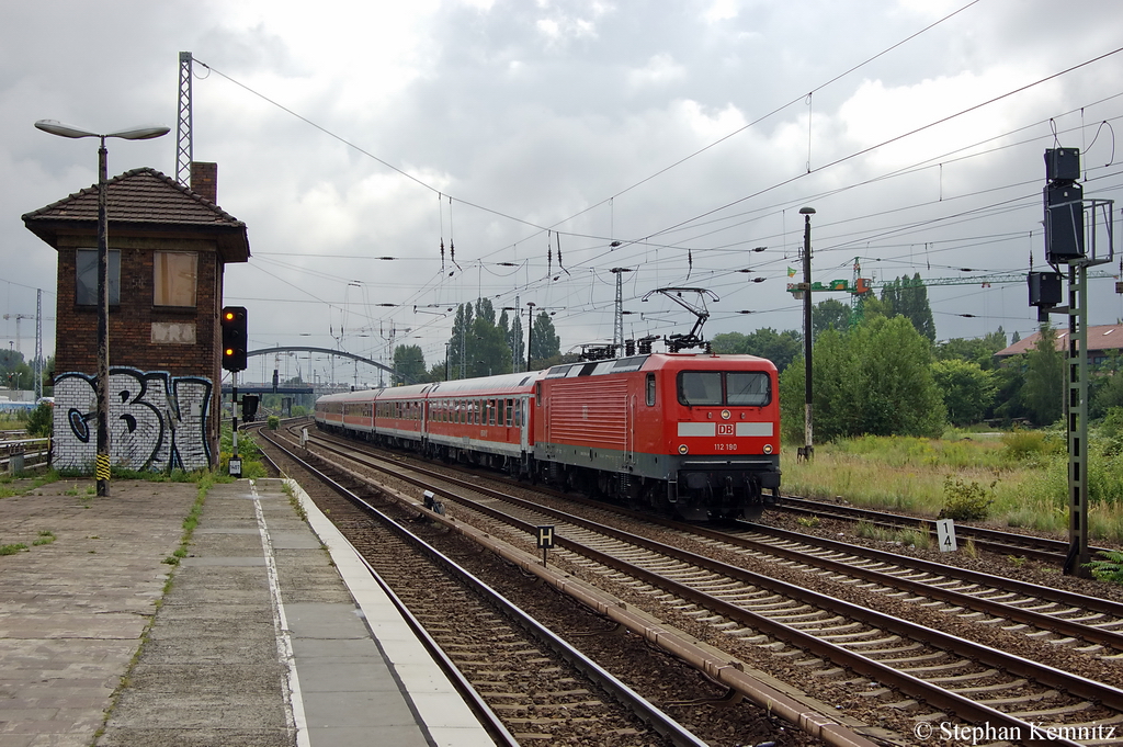 112 190 mit einem weiteren Kreuzfahrersonderzug von Warnemnde nach Berlin Ostbahnhof an der S-Bahn Station Berlin Warschauer Strae. 01.08.2011