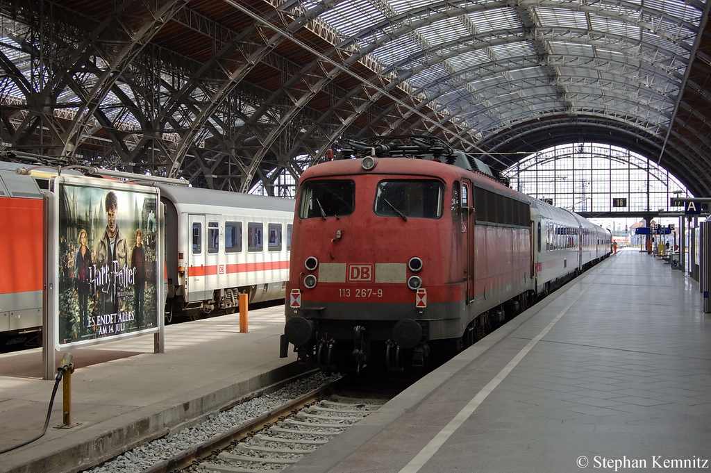 113 267-9 hing am Zugende des PbZ-D 2466 und wartet mit 4 Waggons im Leipziger Hbf auf die Zuglok. 19.07.2011