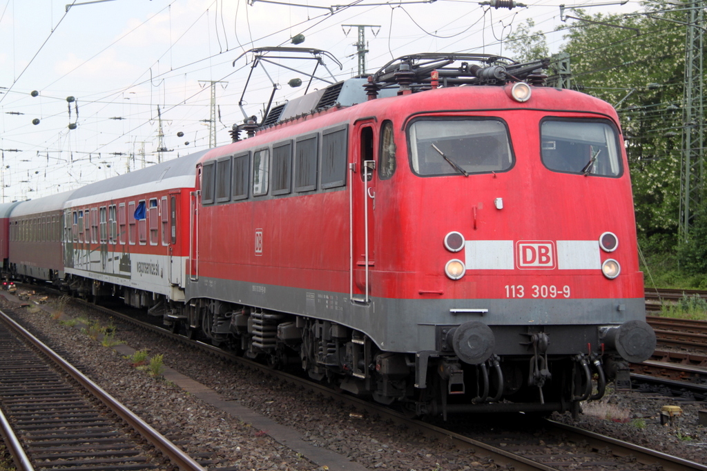 113 309-9 mit dem Autoslaaptrein 13409 von Venlo nach Alessandria bei der Durchfahrt in Mnchengladbach.07.06.2013