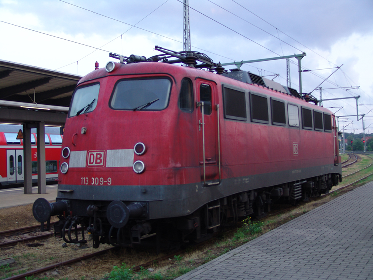 113 309-9 wartet auf Ihren nchsten Einsatz.Sie hat gegen 12.25 Uhr den 
IC1815/1805 von Ostseebad Binz/Seebad Heringsdorf im Rostocker Hbf bernommen.Aufgenommen am 28.08.10 um 06.30 Uhr im Rostocker Hbf 