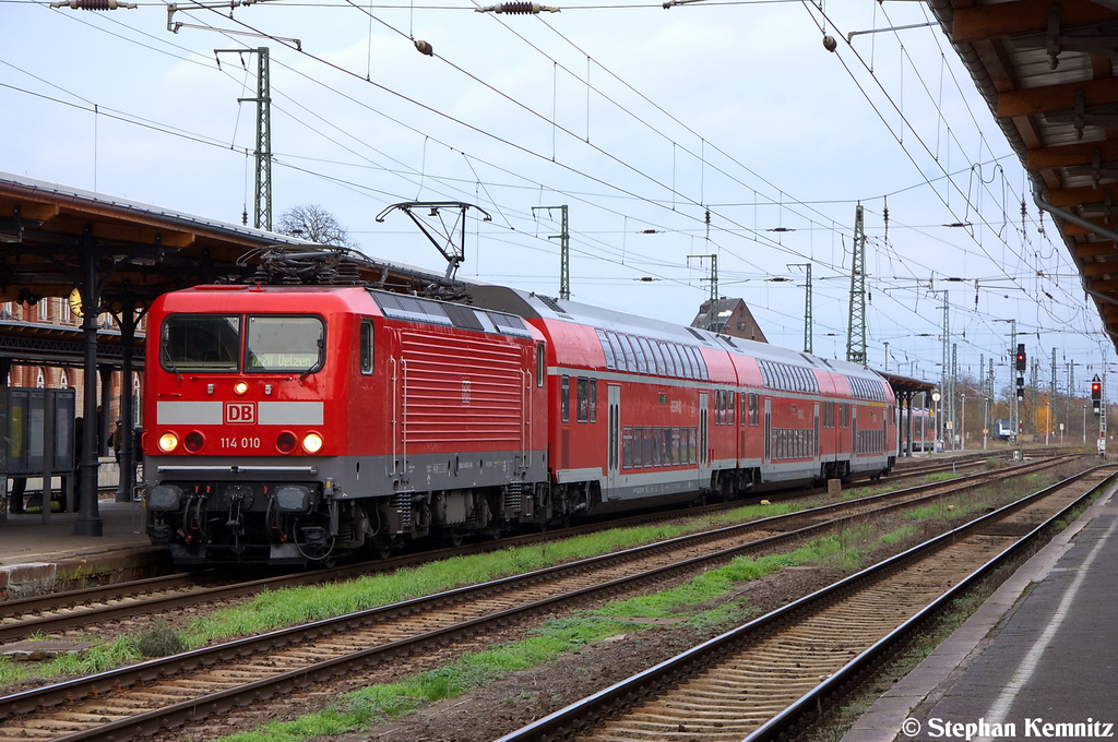 114 010 mit dem RE20 (RE 17712) von Halle(Saale)Hbf nach Uelzen in Stendal. Die 114 010 hatte im Oktober neuen Lack bekommen und dabei wurde schon ihr neues BW an gebracht. Zum Fahrplanwechsel geht diese Lok nach Frankfurt am Main. 11.11.2012