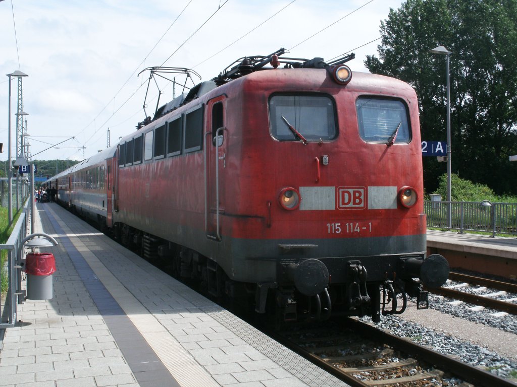 115 114 mit dem EC 379 Binz-Brno,am 18.Juli 2011,in Bergen/Rgen.