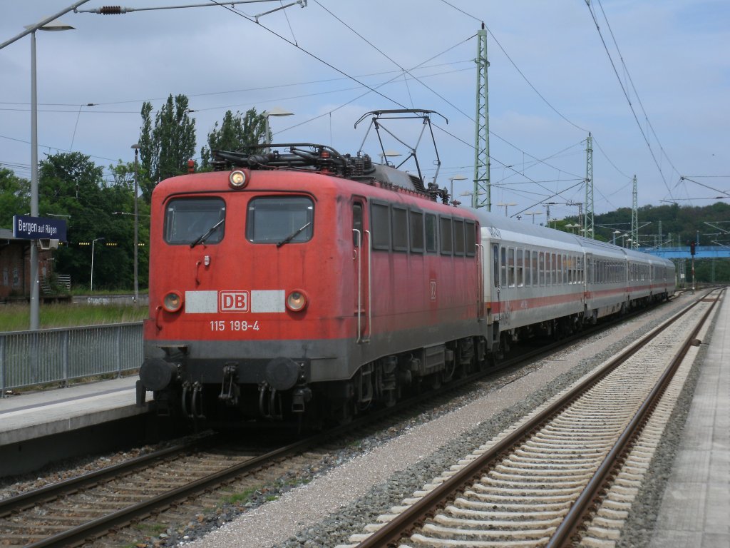 115 198-4,am 09.Juni 2013,mit dem Uex 2429 Binz-Kln in Bergen/Rgen.