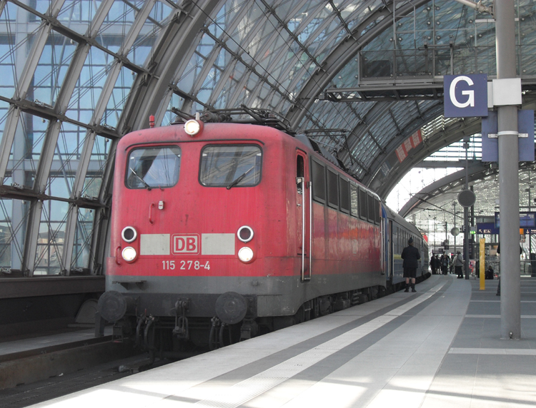 115 278-4 mit D441 Berlin Zoologischer Garten nach Kiev kurz vor der Ausfahrt im Berliner Hbf.(07.04.10)