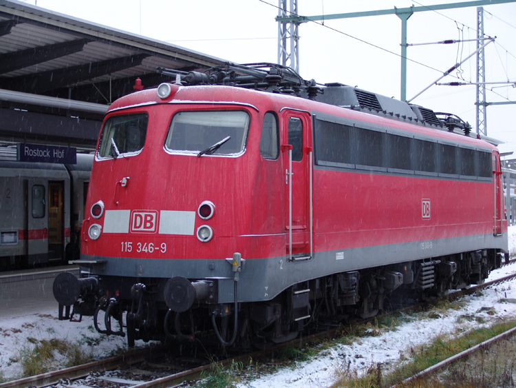 115 346-9 abgestellt am 28.12.05 im Rostocker Hbf.