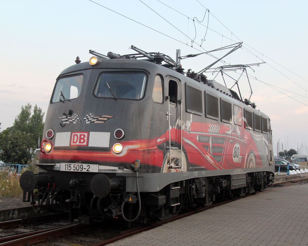 115 509-2 beim Rangieren am Morgen des 28.07.2013 um 05:43 Uhr im Bahnhof Warnemnde.