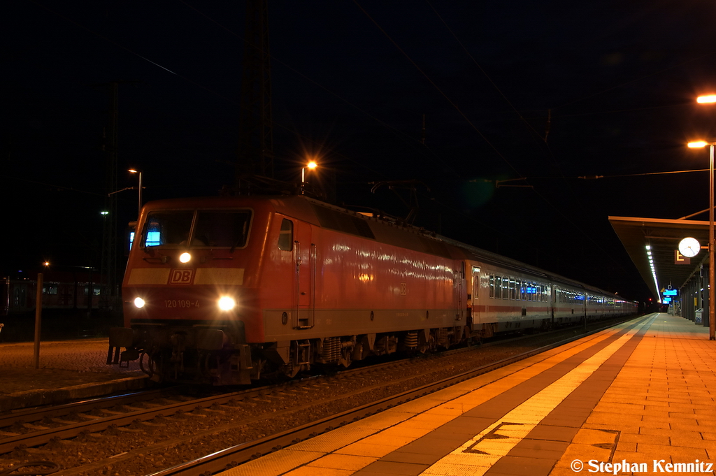 120 109-4 mit dem IC 149 von Schiphol (Airport) nach Berlin Ostbahnhof in Stendal. 13.09.2012