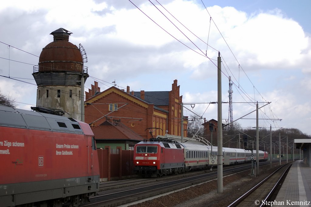 120 114-4 mit dem IC 1915 nach Stuttgart in Rathenow. Hinter schiebt die 120 133-4 noch fleiig mit und von links kommt gerade die 101 066-9 mit dem IC 141 nach Berlin Ostbahnhof ins Bild. 11.03.2011