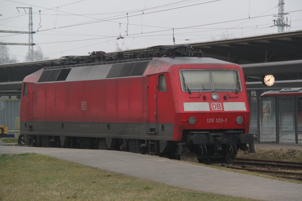 120 120-1 abgestellt am ehemaligen S-Bahnsteig im Rostocker Hbf.18.03.2012