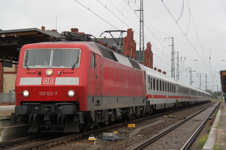 120 122-7 mit IC 146 von Berlin-Ostbahnhof nach Schiphol(Airport)kurz vor der Ausfahrt im Bahnhof Stendal.27.08.2011