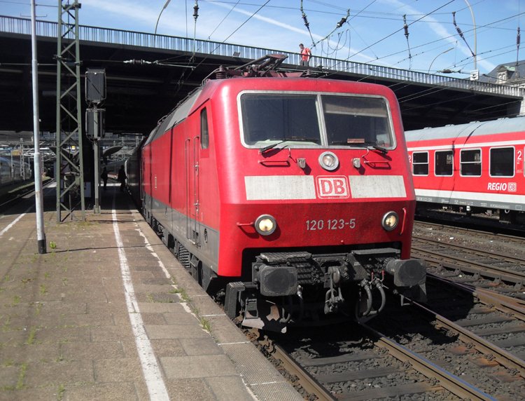 120 123-5+101 033-9 mit IC2116 von Stuttgart Hbf Richtung Stralsund kurz vor der Abfahrt im Hamburger Hbf(05.06.10)