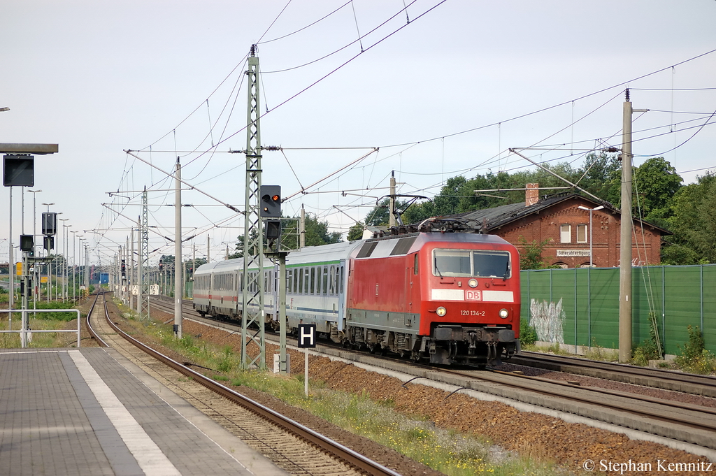 120 134-2 mit dem EC 249 von Lneburg nach Krakow Glowny in Rathenow. 20.07.2011