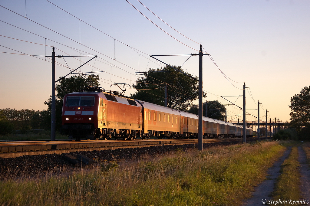 120 143-3 mit dem EN 453  TransEuropean Express  von Paris Est nach Moskva Belorusskaja bei Rathenow. 01.08.2012