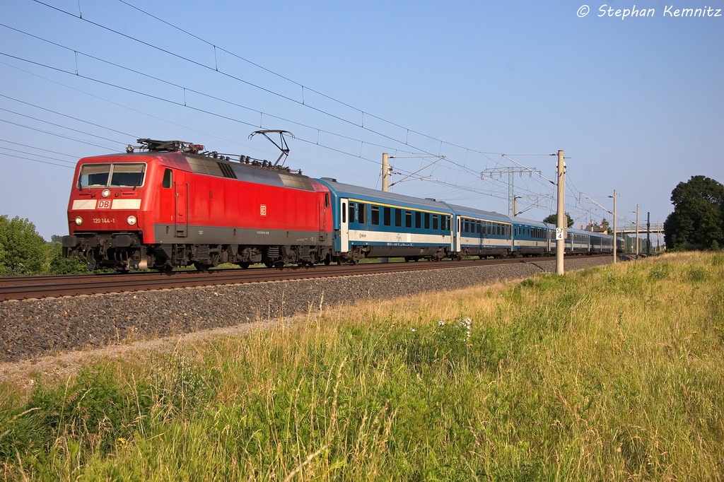 120 144-1 mit dem EC 174  Jan Jesenius  von Budapest-Keleti nach Hamburg-Altona in Vietznitz. 08.07.2013