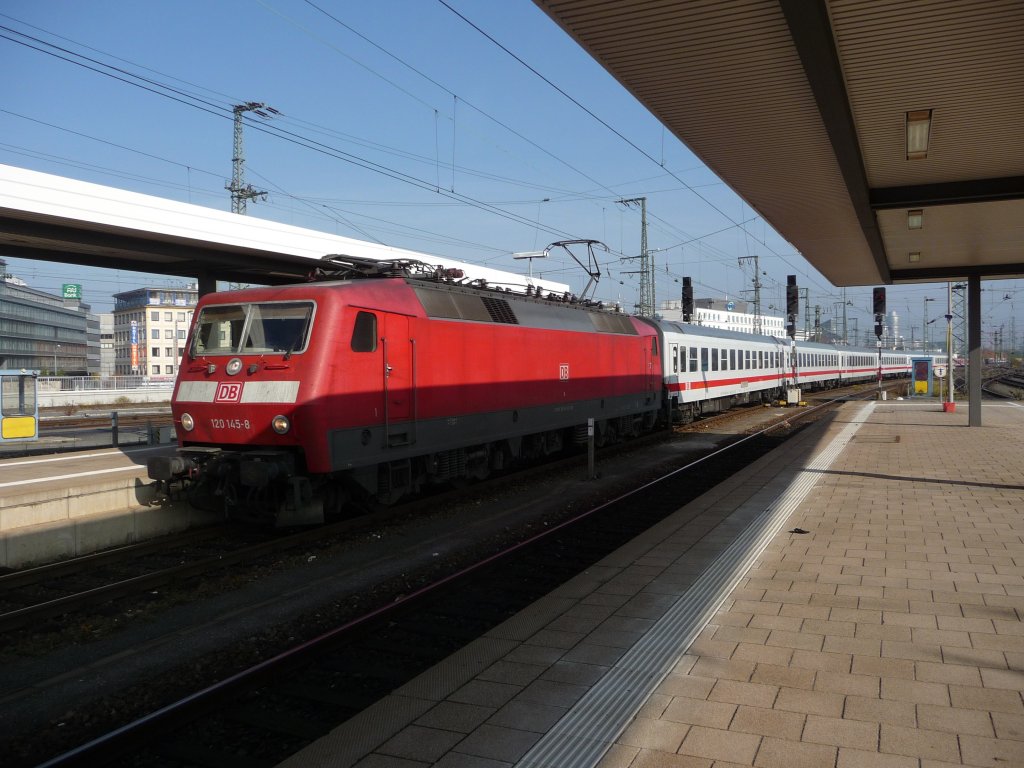 120 145 fhrt mit einem Intercity aus Richtung Sden in Nrnberg Hauptbahnhof ein, 29.10.2011.