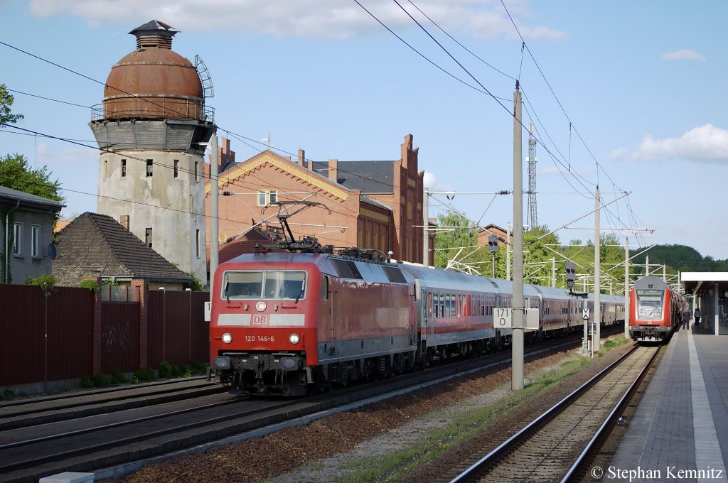 120 146-6 mit dem IC 1925 von Berlin Sdkreuz nach Kln Hbf und den IC 1993 von Berlin Sdkreuz nach Stuttgart Hbf in Rathenow. Hinten schiebt noch die 101 071-9 mit und ab Hannover bernimmt sie den IC 1993 und schiebt ihn weiter nach Stuttgart. 01.05.2011