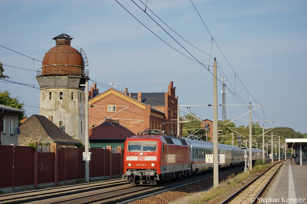 120 148-2 mit dem IC 1925 von Berlin Sdkreuz nach Kln Hbf in Rathenow. 02.09.2011