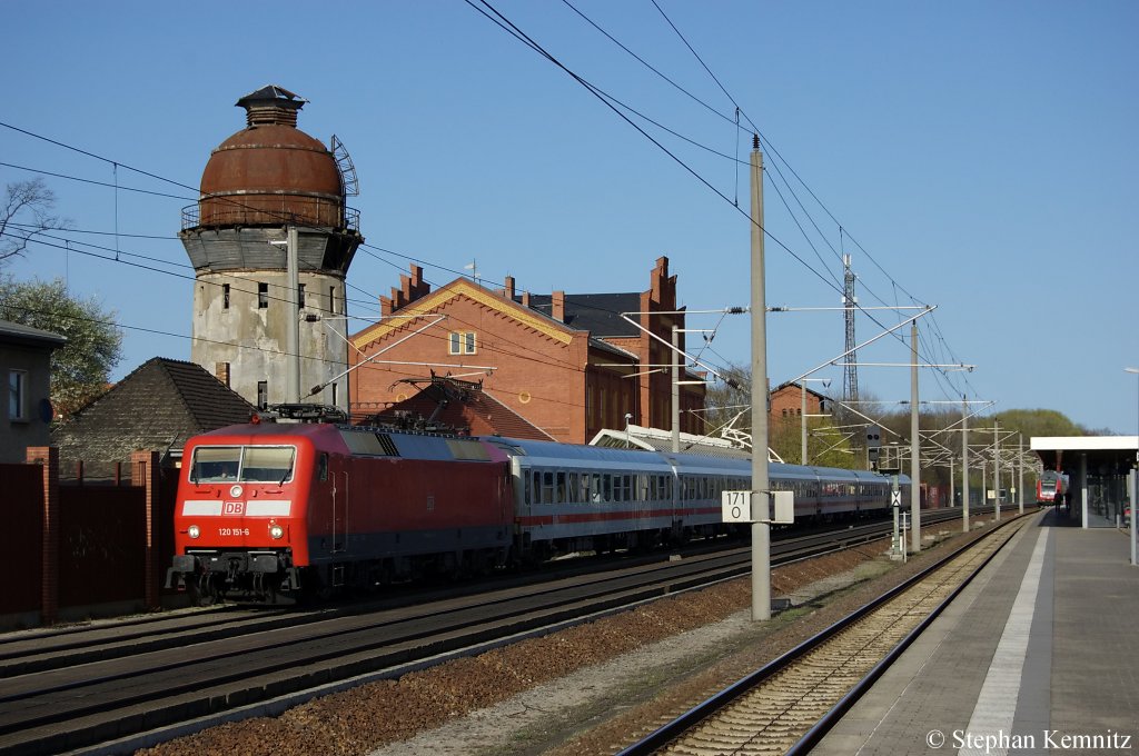 120 151-6 ex  Der ZDF Express  mit dem IC 1225 von Berlin Hbf (tief) nach Kln Hbf in Rathenow. 10.04.2011