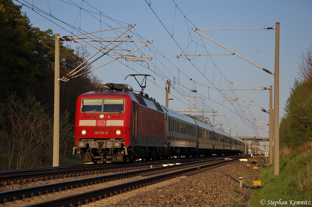 120 154-0 mit dem IC 2242 von Berlin Ostbahnhof nach Osnabrck Hbf, bei Nennhausen. 28.04.2012