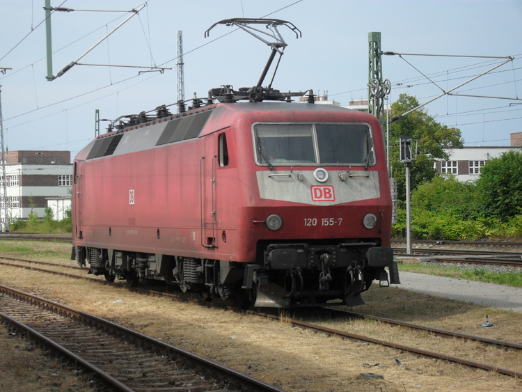 120 155-7 beim Rangieren im Rostocker Hbf.(06.08.10)