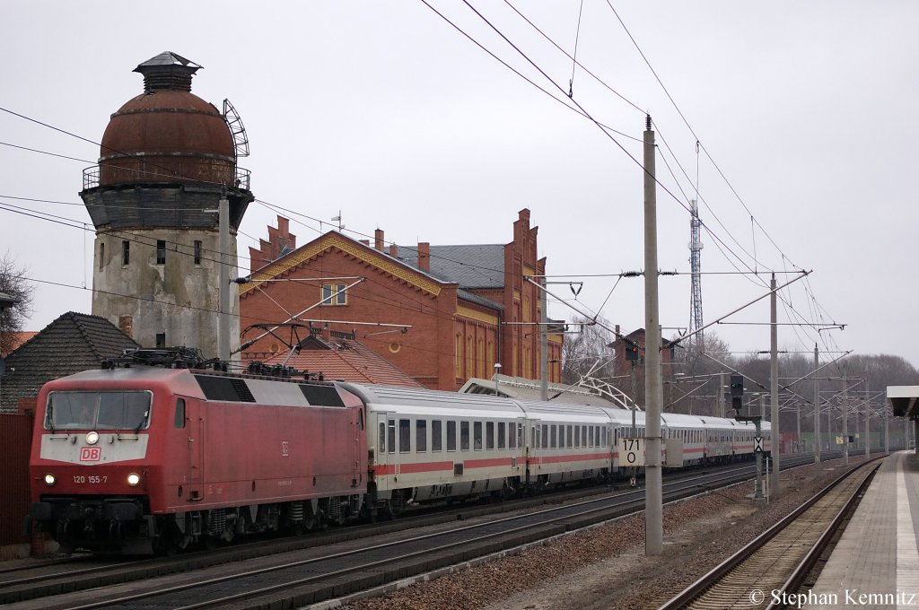 120 155-7 mit dem IC 1215 von Berlin Sdkreuz nach Stuttgart in Rathenow. 18.03.2011