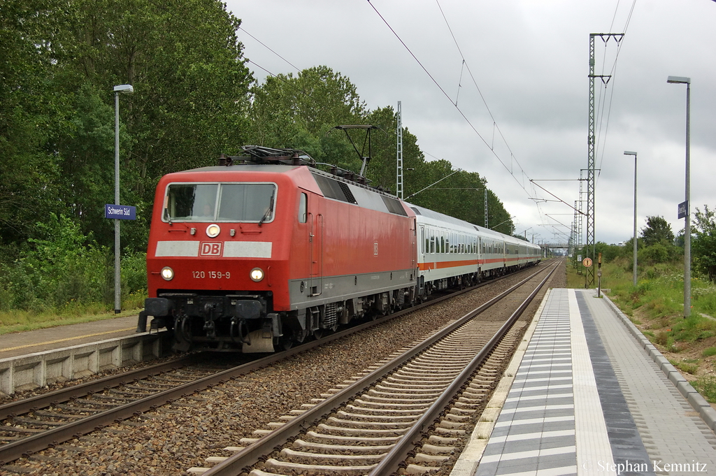 120 159-9 ex 175 Jahre Deutsche Eisenbahn Werbelok mit dem IC 1961 von Hamburg-Altona nach Seebad Heringsdorf am Haltepunkt Schwerin Sd. 15.07.2011