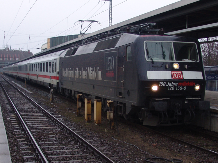 120 159-9 wartet mit IC2356 von Stralsund Richtung Dsseldorf Hbf auf die Ausfahrt im Stralsunder Hbf.(08.03.09)