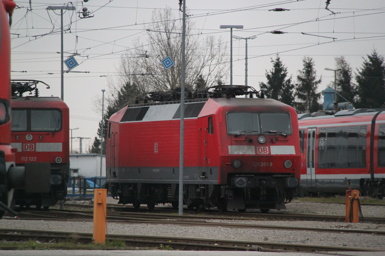 120 201-9+112 122 abgestellt im BW Rostock Hbf.16.11.2011