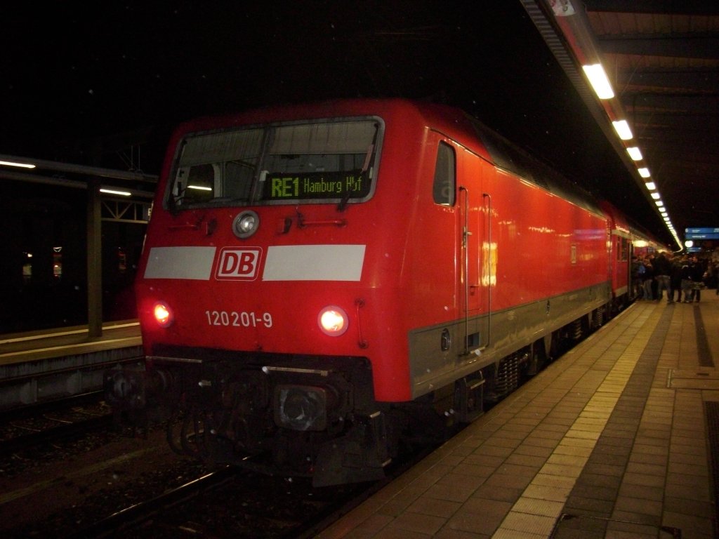 120 201 mit dem HanseExpress nach Hamburg am 28.November 2009 in Rostock Hbf.