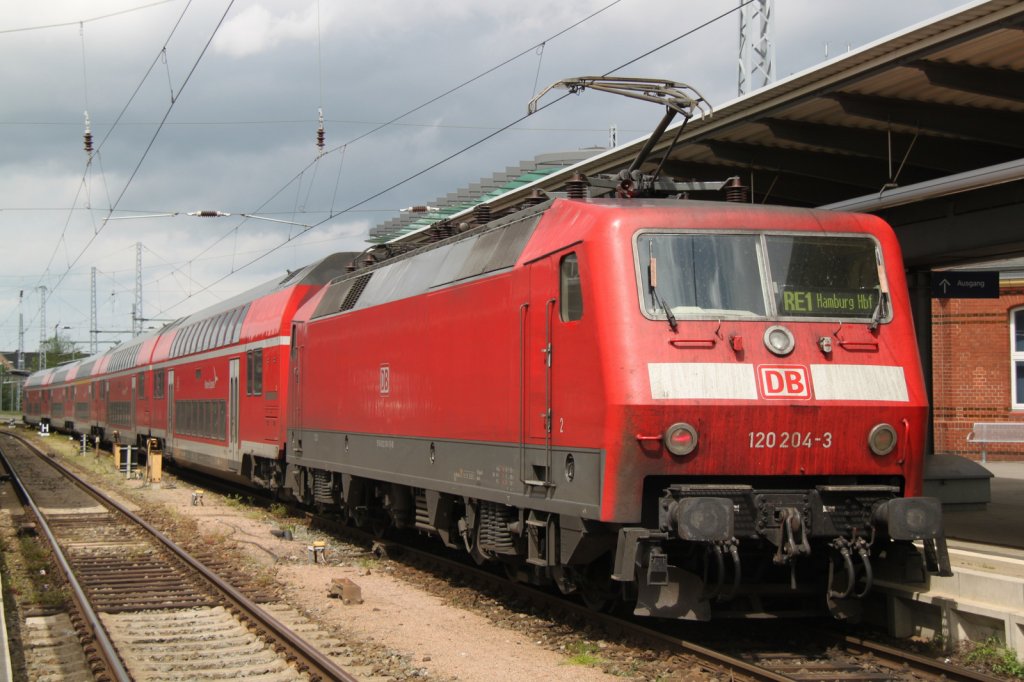 120 204-3 mit RE 1 Rostock-Hamburg kurz vor der Ausfahrt im Rostocker Hbf.11.05.2012